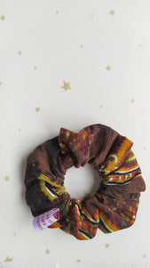 Scrunchie estampado fondo marrón/verde