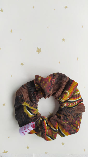 Scrunchie estampado fondo marrón/verde